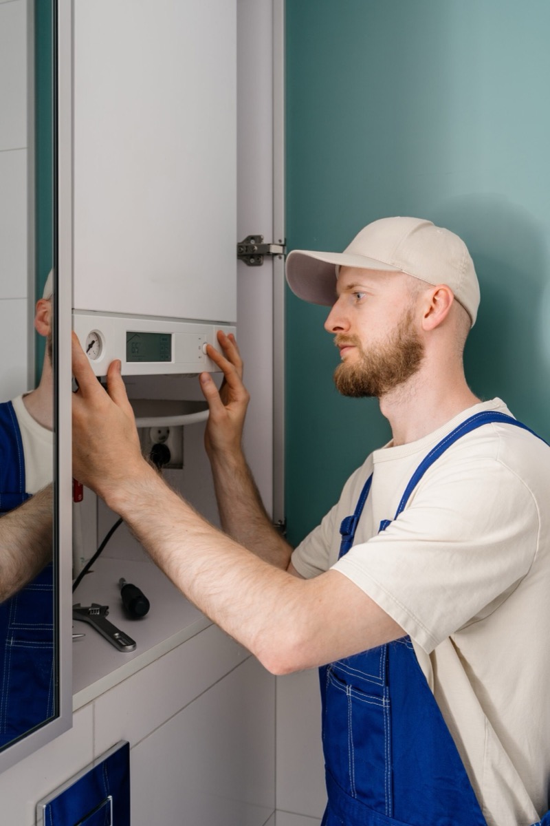 Gecertificeerde monteur controleert CV-ketel